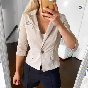 🐚 MMM BEIGE CAPRI SLEEVE BLAZER JACKET!