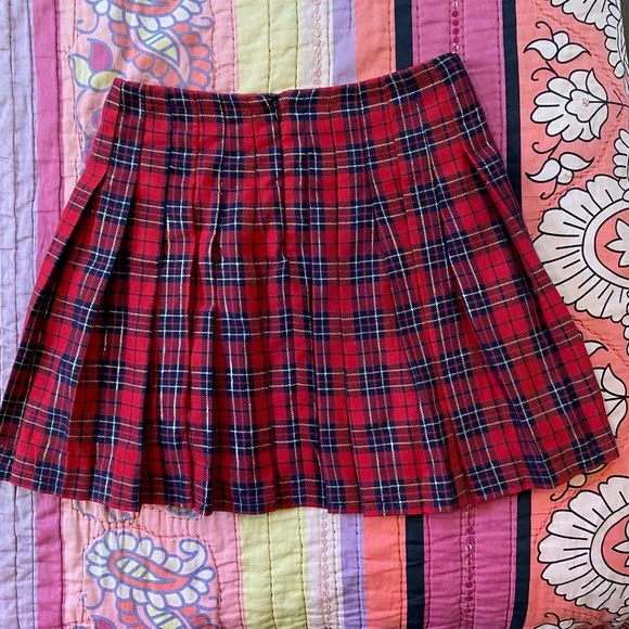 Arizona Pleated Skirt - Red &amp; Black Plaid w/ Gold Tinsel - Vintage 90’s Goth