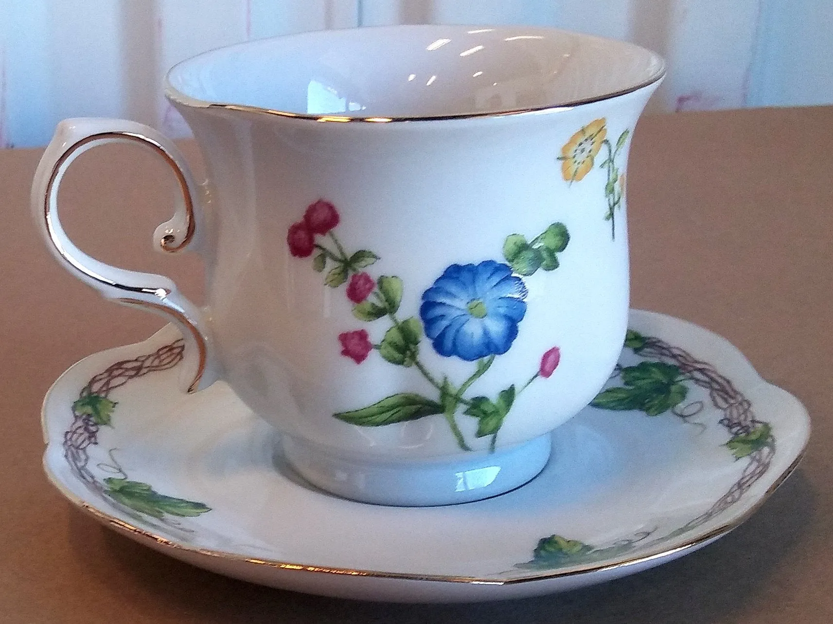 EVELINA TEA CUP AND SAUCER
