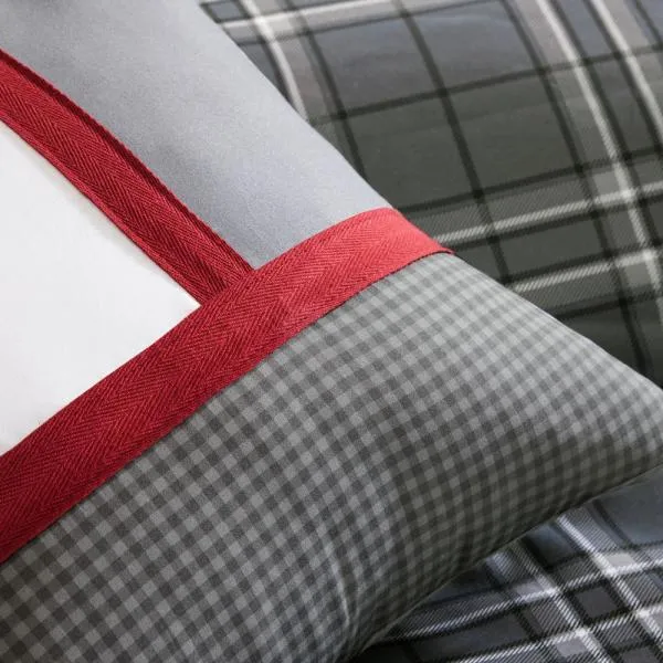 New in package! Intelligent Design Daryl Full/Queen Duvet Cover Set in Grey!