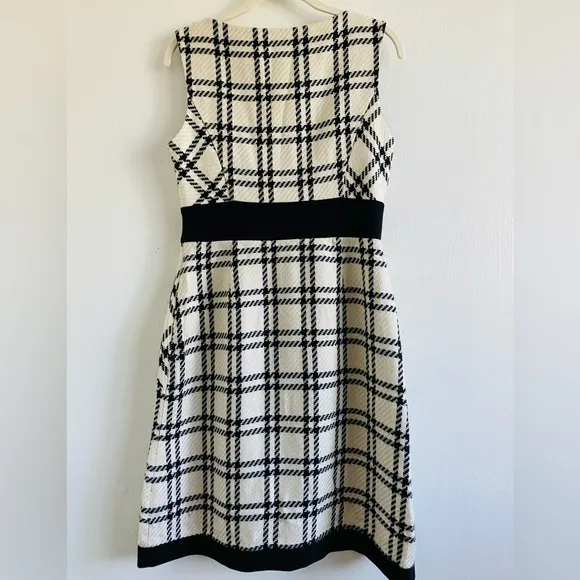 Nine West Plaid A line dress Size 6 cream and black Wool like fabric