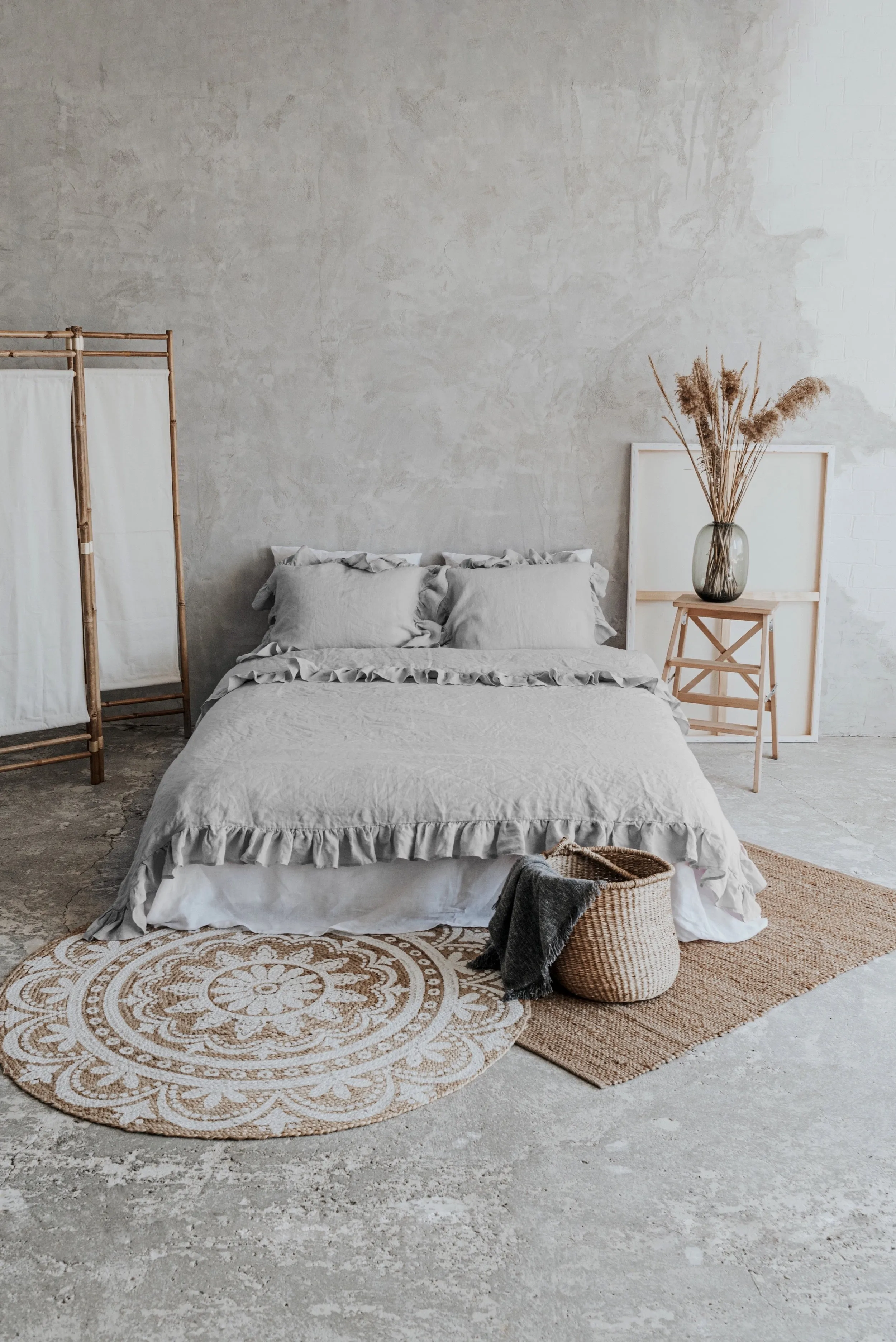 Ruffle pillowcase - light gray