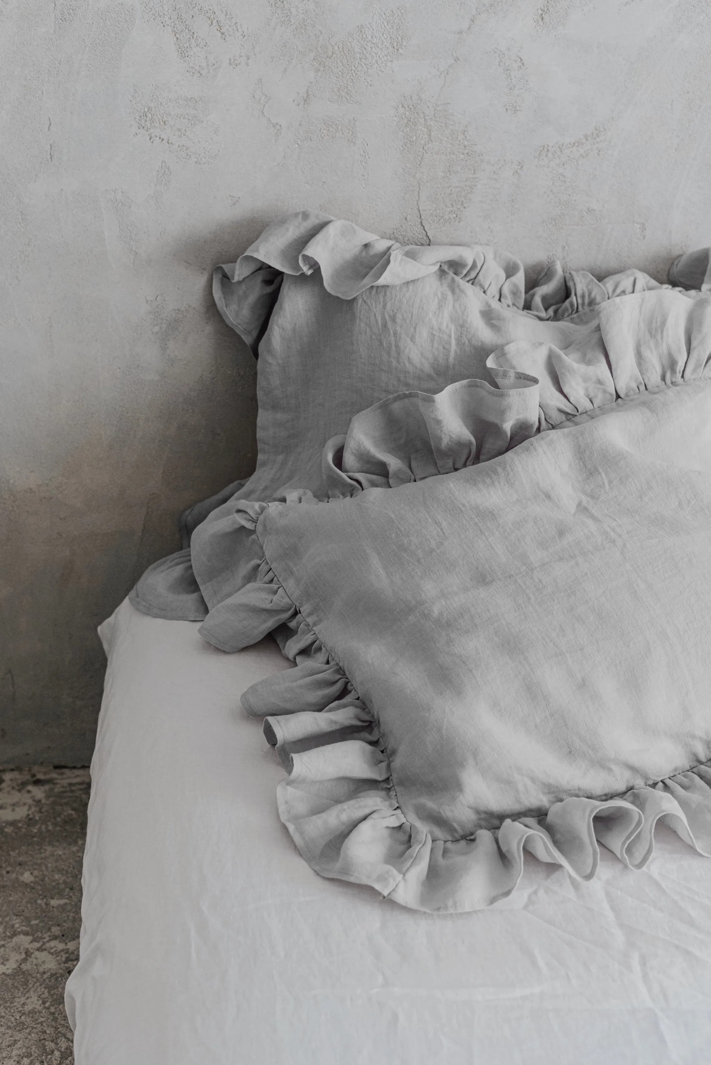 Ruffle pillowcase - light gray