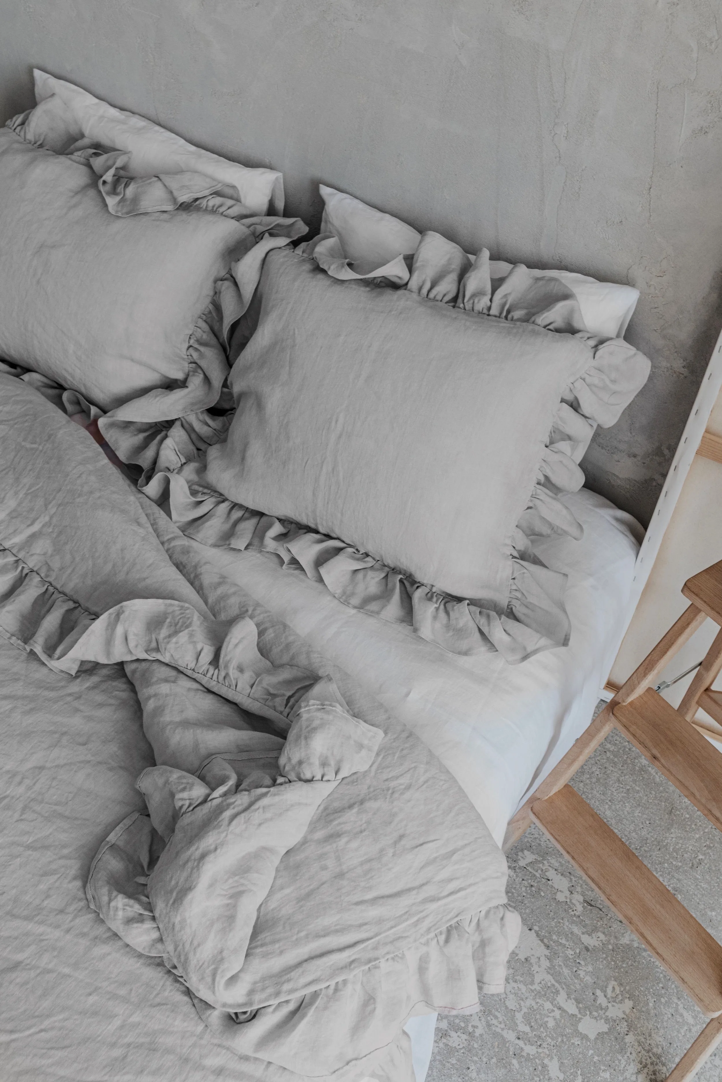 Ruffle pillowcase - light gray