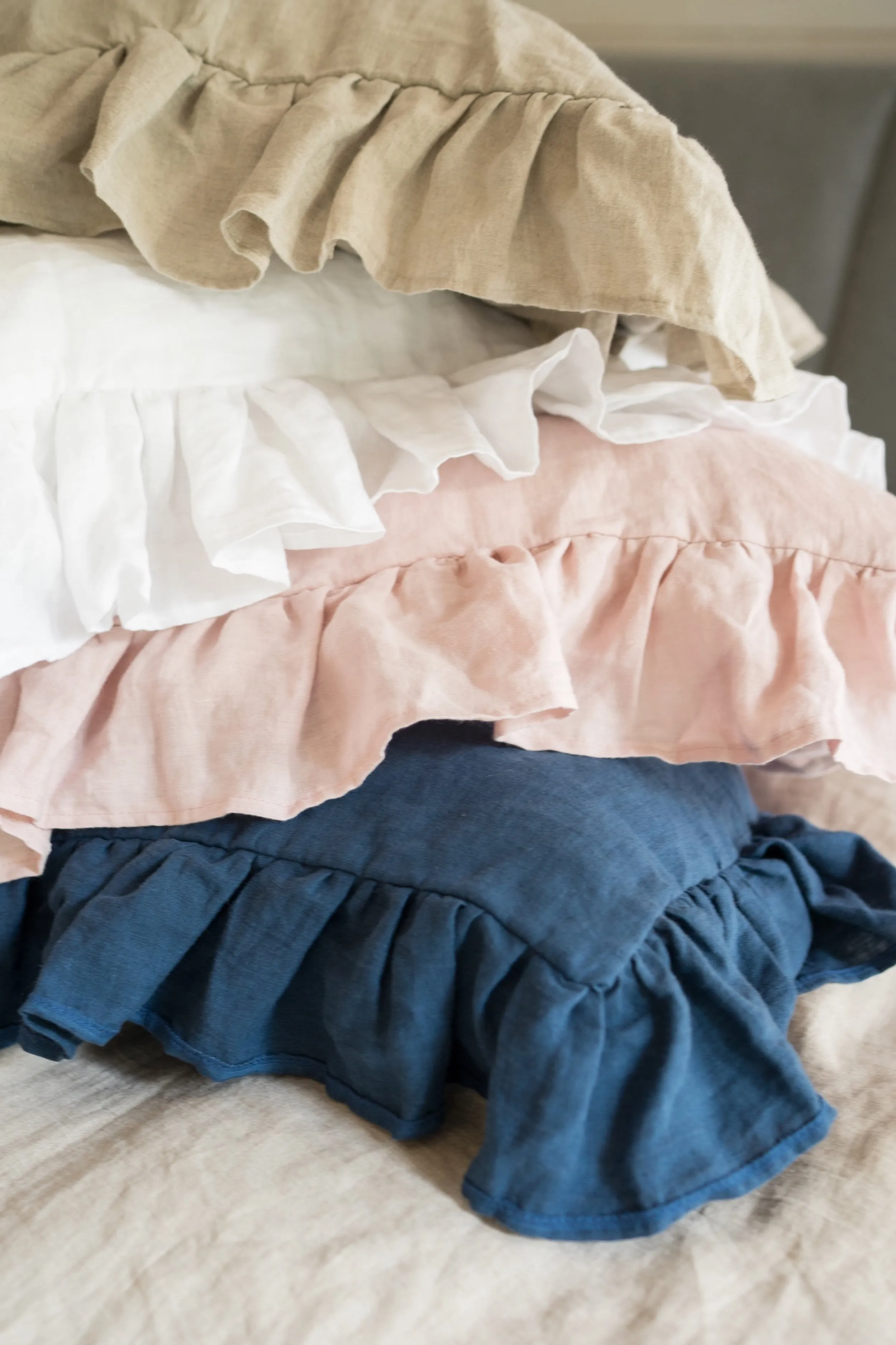Ruffle pillowcase - light gray